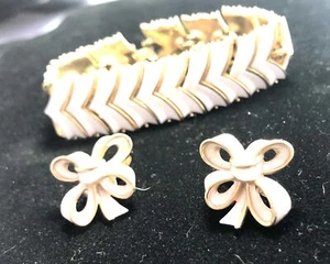 Vintage Crown Trifari Gold tone and White Thermoset Bracelet with Married Earrin - Picture 1 of 5