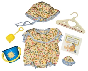 American Girl Bitty Baby Strand Spaß Sandburg Eimer und Schaufel Set mit Buch - Bild 1 von 2