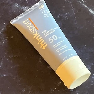 Protector solar mineral Thinksport FPS 50 2 fl oz resistente al agua cara corporal 4/26 - Imagen 1 de 7