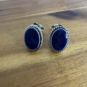 Vintage silberfarbene gedrehte blaue Farbstein Ohrstecker Clip auf Ohrringe Landhaus - Bild 1 von 4