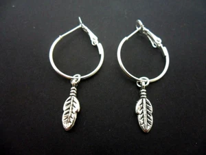 A PAIR OF CUTE LITTLE SILVER PLATED 20MM HOOP & FEATHER EARRINGS. NEW. - Picture 1 of 1