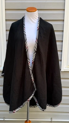 Lord and TAYLOR CAPA NEGRA ENVOLTURA RUANA con adornos a cuadros OS Foto 1 de 4