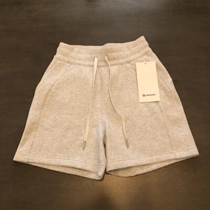Lululemon Scuba hoch geschnittene Shorts 5" Größe 2 brandneu mit Etikett - Bild 1 von 4
