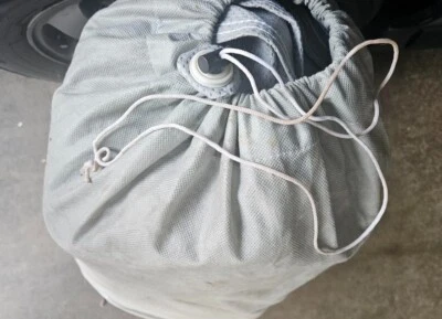 Funda protectora básica para coche sedán transpirable para uso interior y uso limitado en exteriores hasta Foto 1 de 4