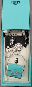 RARO Dije Tiffany x FENDI Pico Baguette en Plata Acabado Esmaltado Azul Tiffany® - Imagen 1 de 8