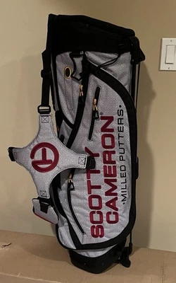 Bolsa de suporte ScOtTy CaMeRoN SC Geo Pathfinder cinza vermelha amarela círculo T Titleist nova - Imagem 1 de 4