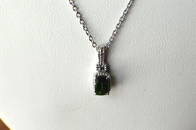 Colgante de platino sobre plata de 0,64 quilates con diopsido/zafiro verde con cadena de 20" gratis Foto 1 de 4