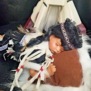 Porcellana Nativa Am. Bambola bambina che dorme su cuscino con acchiappasogni Teepee e scatola - Foto 1 di 23