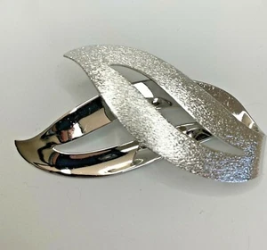 Broche de colección Sarah Coventry década de 1960 llama satinada en tono plateado - Imagen 1 de 7
