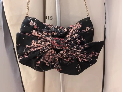 Bolso sin asas bandolera kimono rojo Valentino negro rosa flor de cerezo con cadena Foto 1 de 4