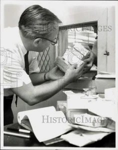 Foto de prensa 1962 examinador de aduanas Thomas Robbie acepta paquete de diamantes - Imagen 1 de 2
