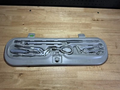 92-99 BMW E36 M3 Serie 3 Bootlid Kit de herramientas con herramientas completas 71111182033 Foto 1 de 4