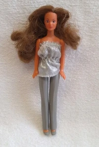 VINTAGE CPG 1981 KENNER 4,5" GLAMOUR GALS Puppe DANNI silber Oberteil graue Hose - Bild 1 von 7