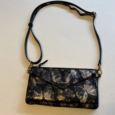 Bolso Bandolera Lodis Cuero Sobre Muñequera Mariposa Iridiscente con RFID Foto 1 de 4