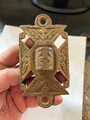 RARE ANTIQUE ART CRAFT VICTORIAN CAST IRON WALL MOUNT SWING ARM OIL LAMP BRACKET Cover