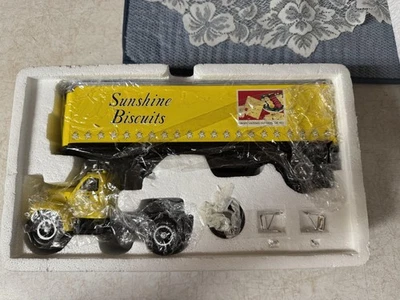 Vintage 1960 Mack B-61 Tractor Trailer Sunshine Biscuits 1:34 Diecast Model - Image 1 of 3