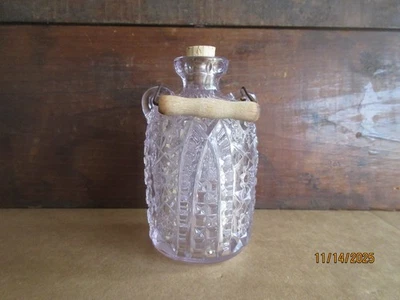 Antigua jarra de vidrio prensado EAPG con mango de madera vidrio de patrón americano temprano Foto 1 de 4