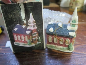 Iglesia de Pueblo de Navidad Iluminada Porcelana Colección Memories - Imagen 1 de 10