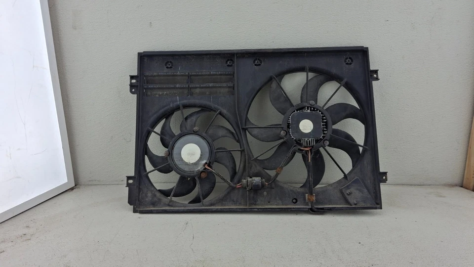 Ventilador de refrigeración del radiador Volkswagen Passat 2012-2015 2,5 L OEM Foto 1 de 4