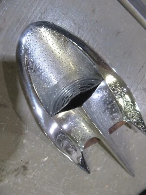 1956 年福特 Fairlane Customline 汽车前罩中心镀铬成型插入件 — 第 1/3 张图片