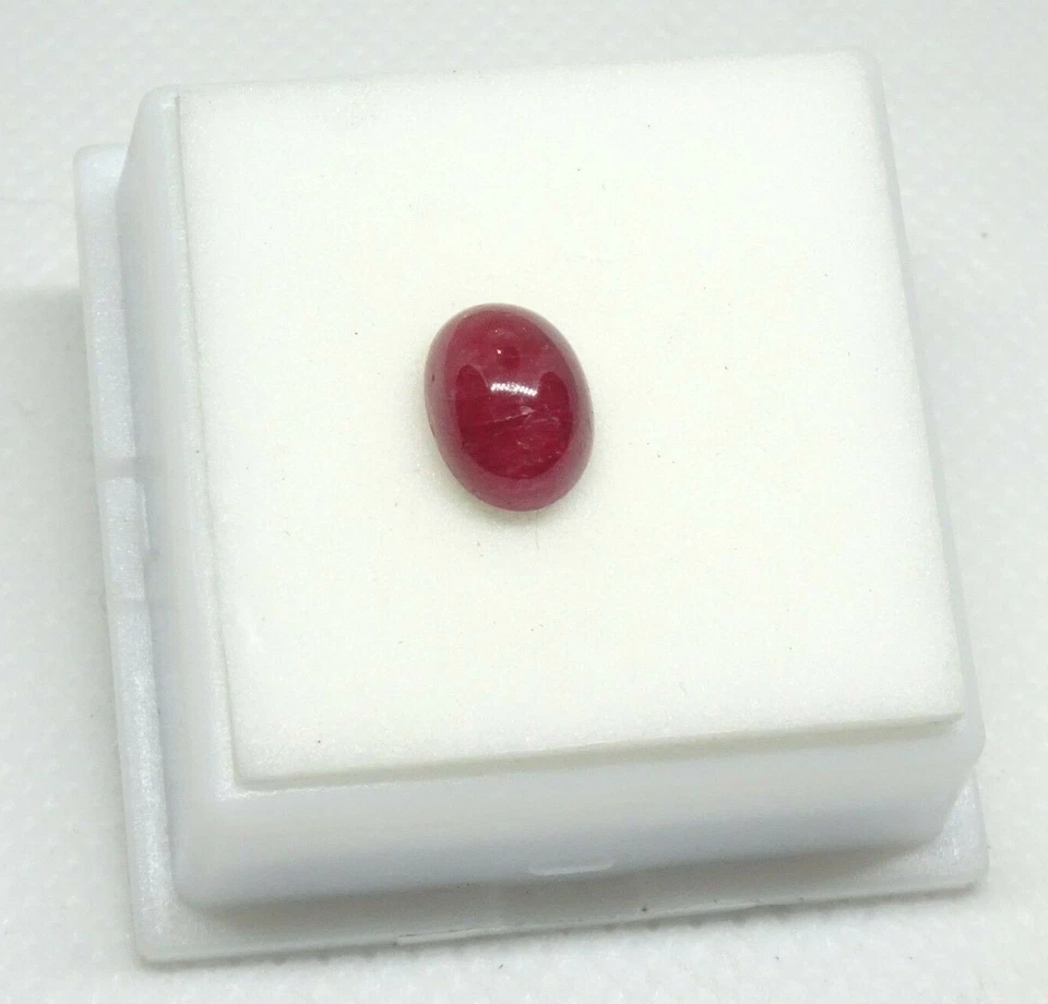 Beautiful Ruby Cabochon - 3.29ct - 7.1x9.9mm Oval Cabochon - Madagascar Ruby - Image 1 of 4