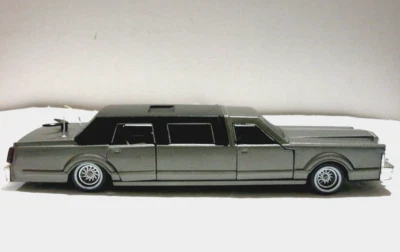 Majorette 1:32 Gray Lincoln Continental Stretch Limousine Movers - Image 1 of 4