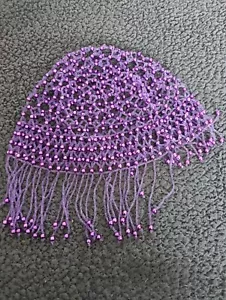 Sombrero Cloche Gorra Calavera Flecos Cuentas Semilla Aleta Púrpura Años 20 - Imagen 1 de 4