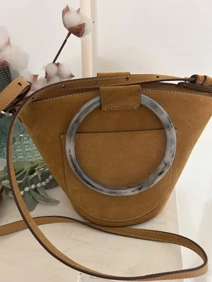 Bolso cubo de gamuza Banana Republic asas de tortuga y correa para el hombro Foto 1 de 4