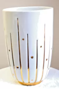 Jarrón grande L'Objet porcelana blanco y dorado estrella flor 10" X 6,5" - Imagen 1 de 9