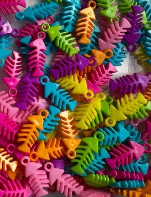 40 piezas Dijes Acrílicos MIXTO HUESO DE PESCADO (manualidades infantiles, juguetes para pájaros, planeador de azúcar)  Foto 1 de 2