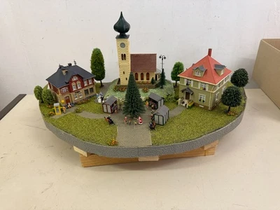 Schönes Diorama mit Weichnachtsmarkt,Kirche,Postamt und Sendemast schön gebaut - Bild 1 von 4