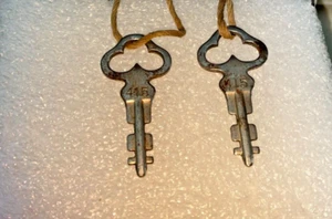 Two Small Silver Key's - Picture 1 of 3