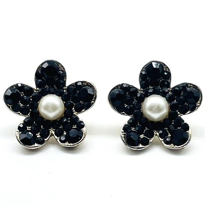 Pendientes Flor Brillo Negro Perforados Tono Plata Cinco Pétalos Perlas Simuladas Foto 1 de 4