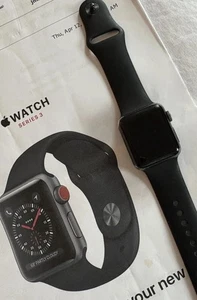 Apple Watch Series 3 38mm Space Gray Aluminum Case with Black Rubber Sport Band. - Photo 1 sur 5