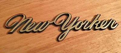 Placa de identificación Chrysler New Yorker tipo escritura emblema color dorado OEM Foto 1 de 4
