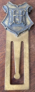 VINTAGE & ORIGINALE & RARO~~OTTONE MASSICCIO~~SEGNALIBRO HARRY POTTER~~LOGO H SU SCUDO - Foto 1 di 2