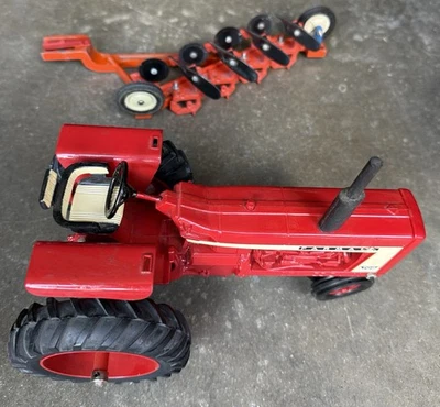 Farmall 706 Diesel Tractor With Plow Farm Toy Scale Red Tractor BKVK - Image 1 of 4