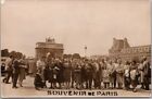 Vintage echtes Foto RPPC Postkarte "SOUVENIR DE PARIS" Touristen / Arc de Triomphe