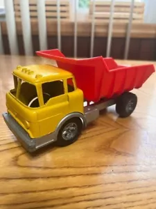 VINTAGE HUBLEY USA FORD COE CABINA GIALLA E SCARICO PLASTICA ROSSO HUBLEY 1490 - Foto 1 di 8