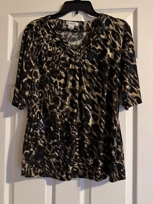 Blusa camuflada enfeitada Liz Claiborne meia manga - Imagem 1 de 4