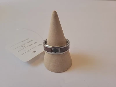 Anillo de titanio roble grabado láser con incrustación de madera para hombre talla 8 Foto 1 de 2