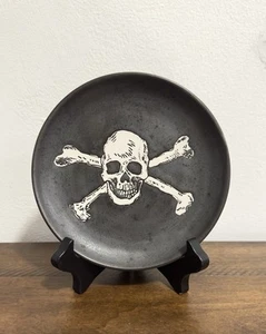 NUEVO CON ETIQUETAS: Umbral - Calavera y hueso cruzado Halloween Gres Aperitivo Plato 6" - Imagen 1 de 7
