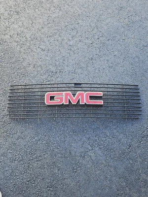 REJILLA GMC CON EMBLEMA 1994-1998 GM 15981072 USADA Foto 1 de 4