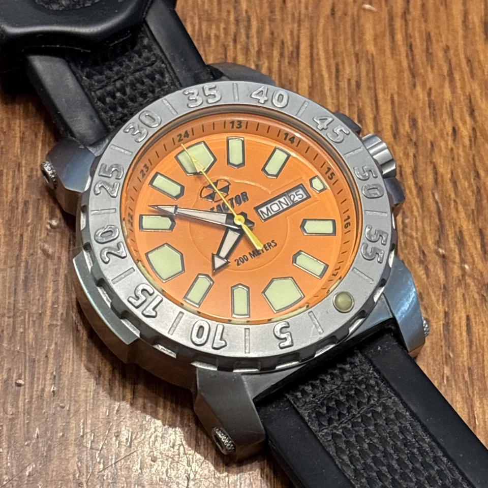 Reloj de buceo Reactor Melt Down 2 76808 esfera naranja para hombre 200M batería nueva Foto 1 de 4