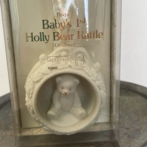 Department 56 Baby's 1st Holly Bear Sonajero Ornamento Bisque #83602 - Imagen 1 de 7