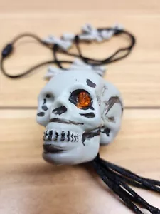 Colgante de cráneo blanco estilo tribal para Halloween Día de los Muertos con cordón ajustable - Imagen 1 de 6