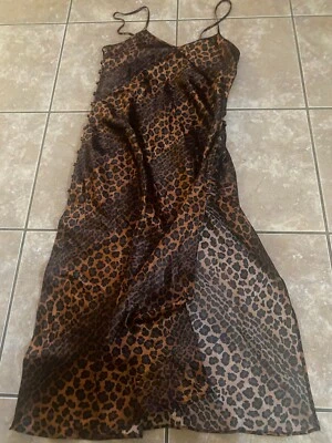 Vestido para dormir Secret Treasures S satinado recortado animal estampado MIDI  Foto 1 de 4