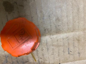Una tapa de combustible OEM usada de una recortadora de cuerda Echo SRM 210SB - Imagen 1 de 4