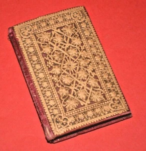 CARNET DE BAL aus bordeauxfarbenem Samt und edlen Reliefdekor Epoche 800-900' - Bild 1 von 5