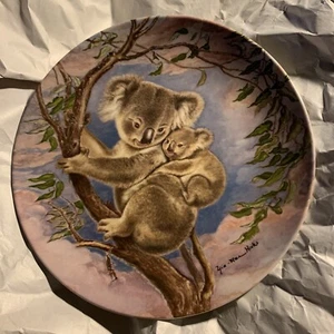 KNOWLES RIVER SHORE LTD ED PLATE "A TRUSTING HUG" 7TH IN "SIGNS OF LOVE" SERIES - Picture 1 of 4